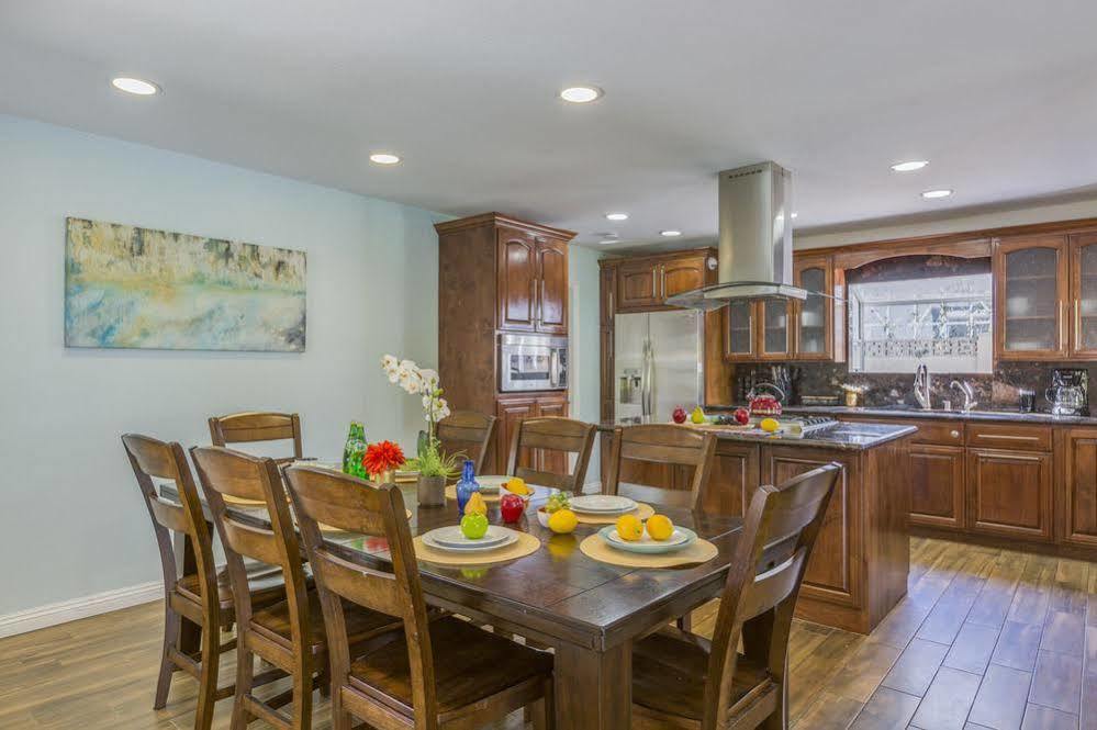 Oshkosh Luxurious Escape Apartment Anaheim Exterior photo