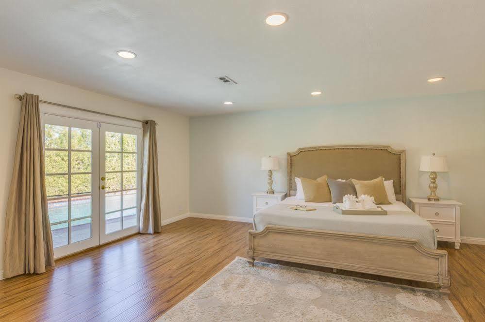 Oshkosh Luxurious Escape Apartment Anaheim Exterior photo