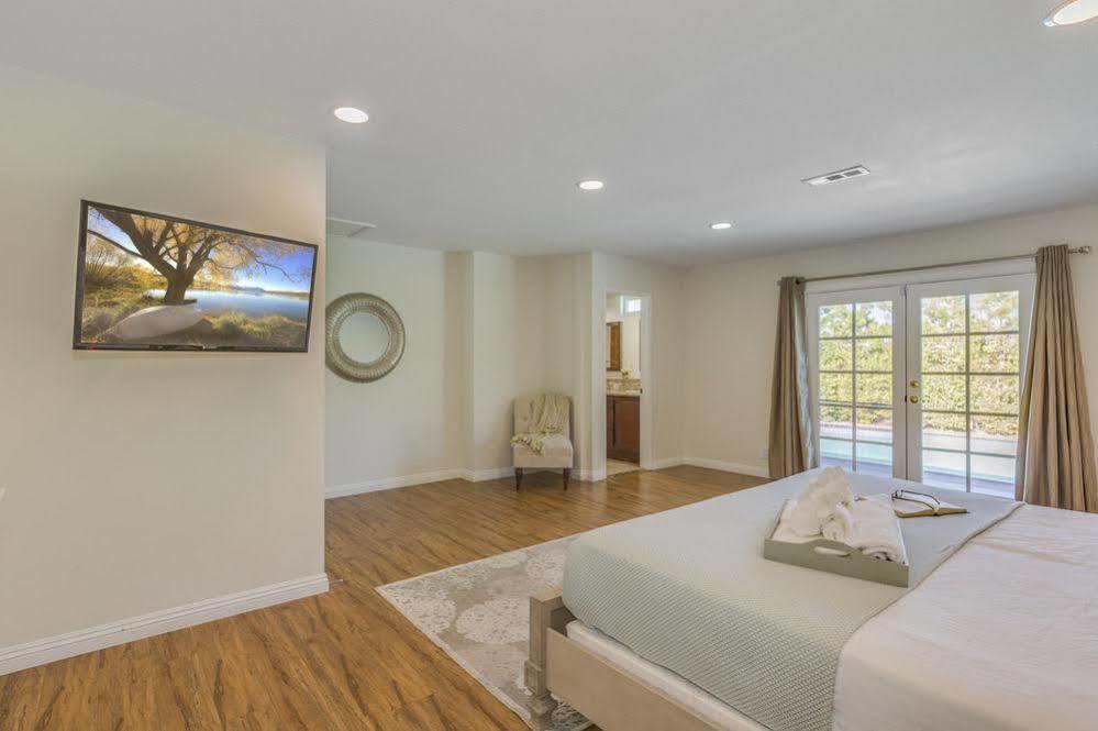 Oshkosh Luxurious Escape Apartment Anaheim Exterior photo