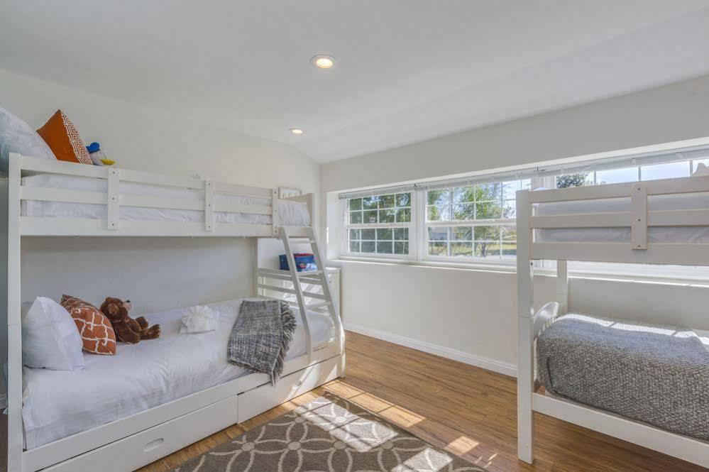 Oshkosh Luxurious Escape Apartment Anaheim Exterior photo