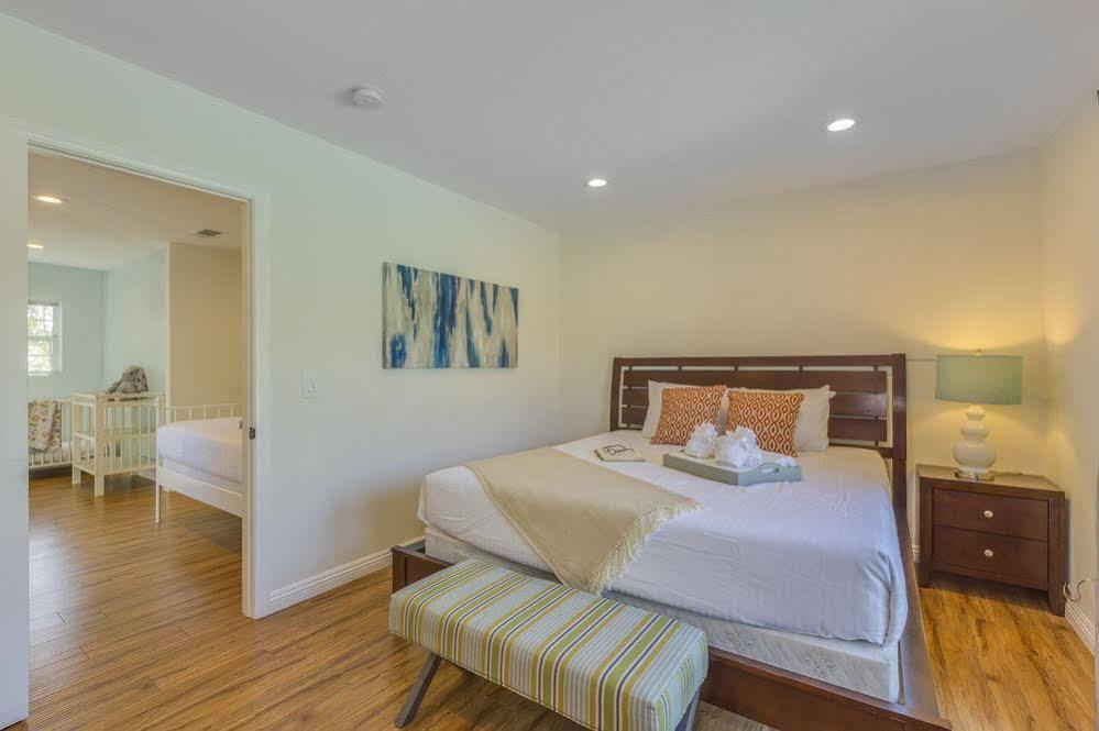 Oshkosh Luxurious Escape Apartment Anaheim Exterior photo