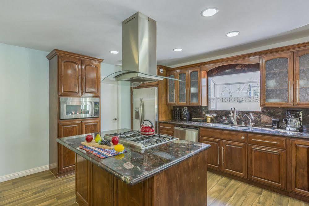 Oshkosh Luxurious Escape Apartment Anaheim Exterior photo